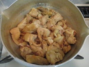 鶏もも肉をとり出して切り、Aの調味料で煮る。
