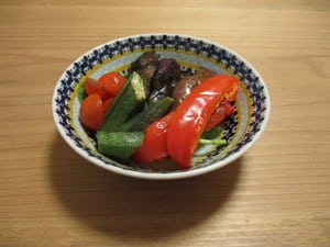 野菜を盛り付け、ドレッシングを作る。