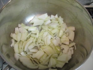 玉ねぎを炒める。