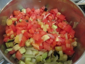 トマトを入れて炒め、水を入れて沸かす。