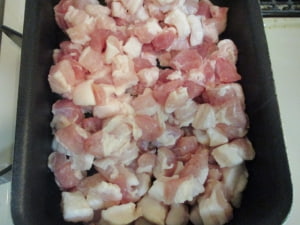 豚肉をフライパンで炒める。