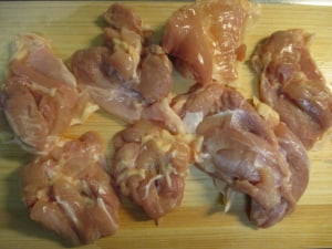 鶏もも肉を切る。