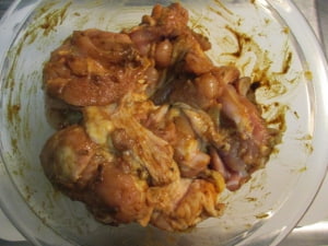 鶏もも肉を調味料に入れて混ぜる。