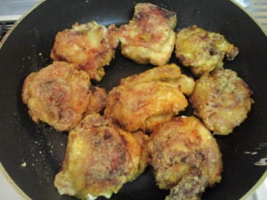 鶏もも肉を裏返して、蓋をして4分焼く。