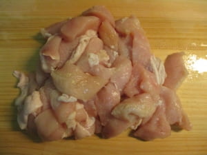 鶏むね肉をそぎ切りにする。