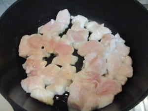 鶏むね肉を焼く。