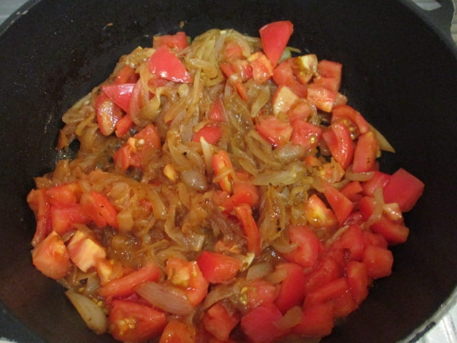 にんにくと生姜、トマトを加える。
