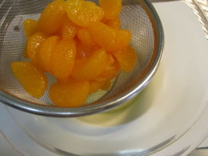 みかんの実と汁を分ける。