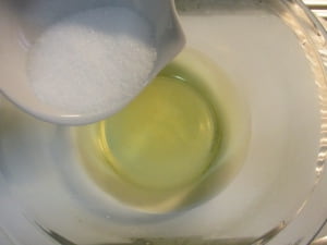 グラニュー糖を混ぜて溶かす。