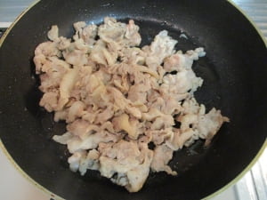 豚肉を炒める。