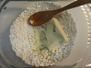 白玉粉と豆腐をボウルに入れてよく混ぜる。