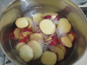 鍋にさつまいもと水を入れて沸かす。