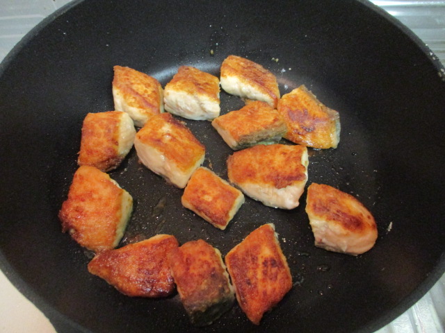 フライパンに油を引いて、鮭を焼く。