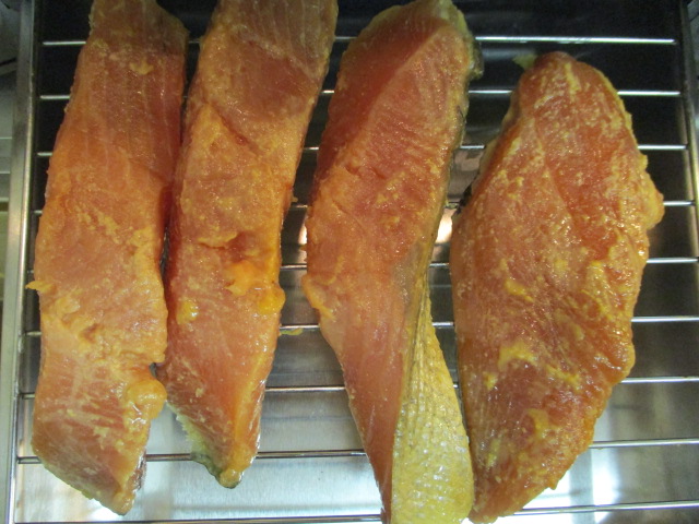 余分な味噌を拭き、魚焼きグリルで焼く。