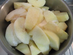鍋にバターを溶かし、りんご、グラニュー糖、レモン汁を入れる。