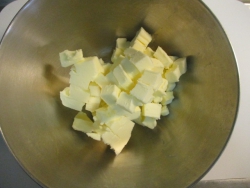 バターは1cm角に刻む。
