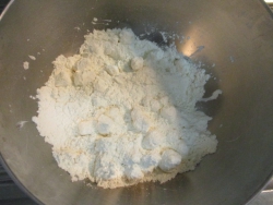 ボウルに入れた粉類にバターを入れて1粒ずつまぶしつける。