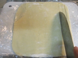 冷凍庫に入れたパイ生地を1cm幅に切る。