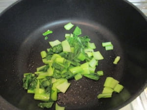 青梗菜を炒める。