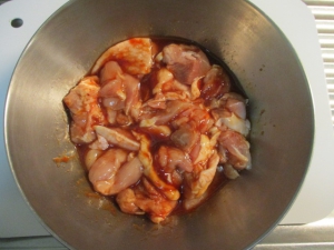 鶏もも肉を調味料に漬ける。