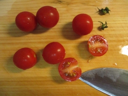 ミニトマトは半分に切る。