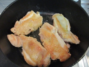 鶏もも肉を焼く。
