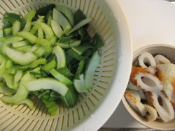 青梗菜とちくわを切る。

