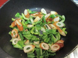 青梗菜の葉を炒める。