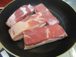 豚肉をフライパンで焼く。