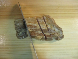 豚肉を1cmの厚みに切る。