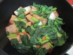 小松菜を入れて煮る。