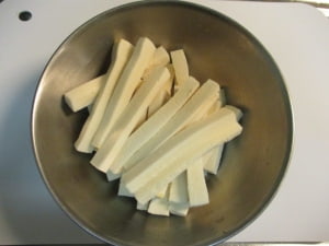高野豆腐を細切りにする。