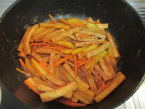 野菜が柔らかくなったらＡの調味料を入れて炒め合わせる。