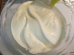 生クリームをレモン汁を加えてヘラでよく混ぜる。