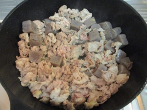 豚肉とこんにゃくを炒める。