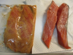 Aの調味料を袋に入れ、鮭を水気を拭いて1切れずつ入れる。
