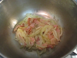 玉ねぎを加えて炒める。
