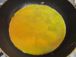 フライパンにバターを溶かし、卵を流し入れる。