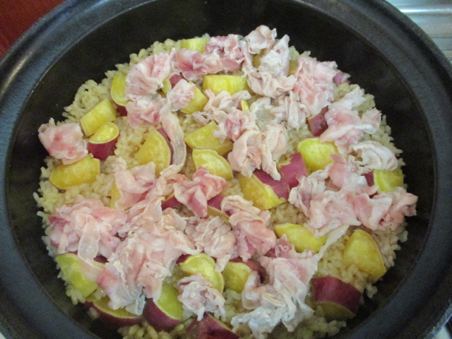 沸いたら中火にし、中火にしてから7分経ったらフタを開けて、３の豚肉を全体に広げながら入れる