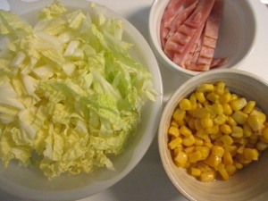 白菜とベーコン、コーンのスープ　材料