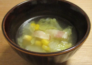 白菜とベーコン、コーンのスープ