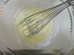 バターを泡立て器で混ぜる。