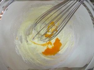 卵黄を入れてよく混ぜる。