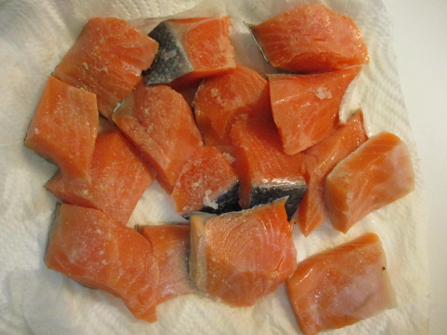 鮭の水気を拭いて、1切れを3～4等分する