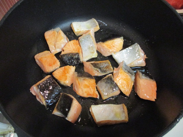 フライパンに油大さじ2を引き、鮭を中火で焼く