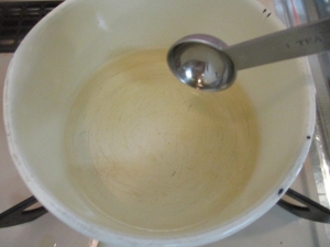 ．鍋にグラニュー糖と水を入れて煮立て、グラニュー糖を溶かす。
