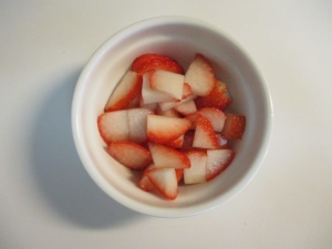 苺は縦に4等分に切って薄くする。さら薄切りを縦横半分に切り、4つにする。