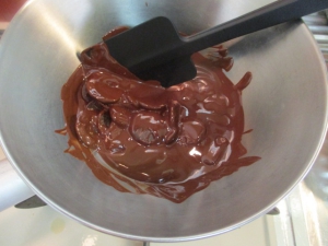 ボウルにチョコレートを入れて、40～50度のお湯で湯せんにかける。