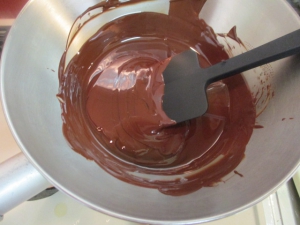 水を張ったボウルで、チョコレートのボウルを冷やしながらヘラで混ぜる。