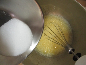 卵をグラニュー糖を入れながら泡立てる。